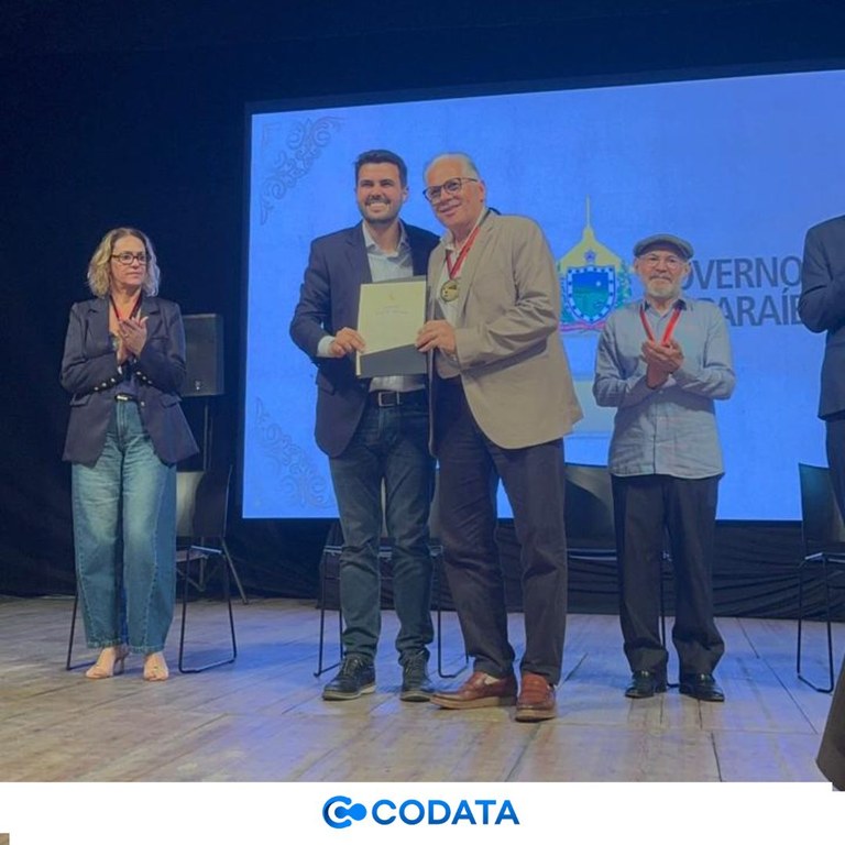 Tecnologia a serviço da educação: presidente da CODATA recebe Medalha Farol da Educação